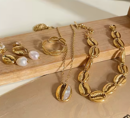 Golden Hour: The Best Jewelry for Longer Days and Sunset Moments